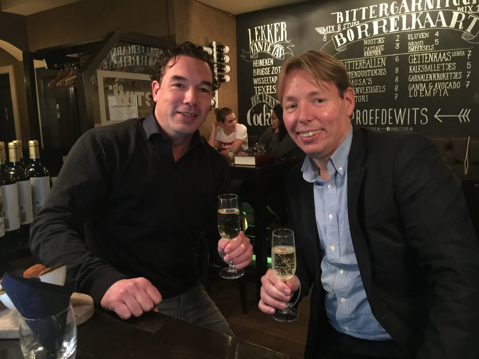 Martin en Jimmy in de beginjaren van WIJ, met een glas bubbels