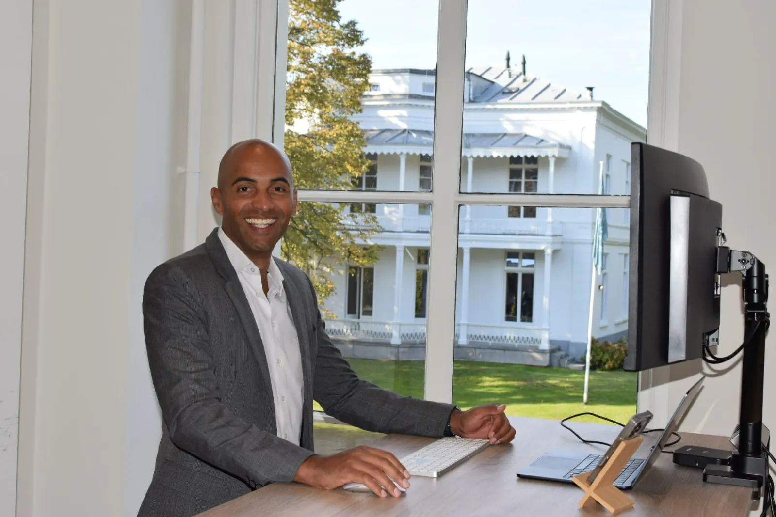 Dennis Pronk aan zijn bureau op het kantoor aan de Mauritskade